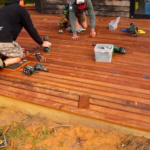 In this video, I take you behind the scenes of a real-world deck build where I faced some serious challenges—tight clearances, an awkward angle to match the fence line, round salvaged timber stumps and even a water tank tucked underneath the deck! As a solo carpenter running my own business (LVL Up Building and Maintenance Services), I’ll walk you through: 🔧 How to work efficiently when you’re building solo 📏 Pro tips for precision in low-clearance areas ♻️ Smart use of reclaimed fence posts a
