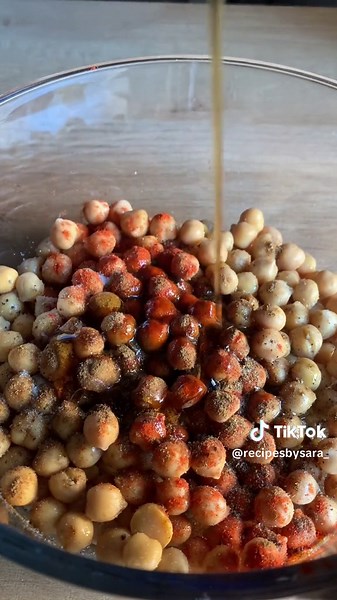 Try this sweet and spicy crunchy chick peas when you want a quick & healthy snack. Rinse the foam out of the canned chick peas then season with paprika, pepper, cumin, salt, a little bit of olive oil, and some sugar free maple syrup. Bake at 375 until crispy and enjoy!😄 #healthysnacks #quickandeasymeals #snackideas #healthy #explore #video #veganfood #vegetarian #recipes #chickpeas #fyp