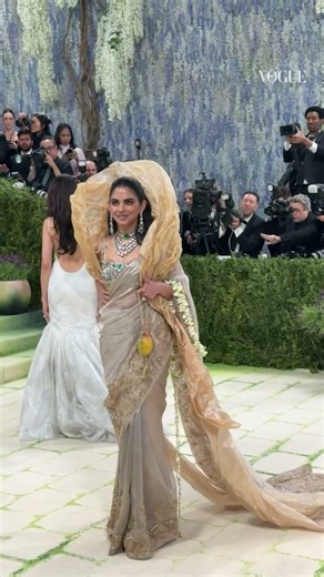 実業家の #IshaAmbani がゴージャスなルックで #metgala に来場🤎 #metgala26