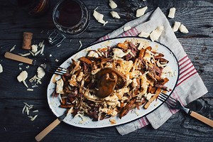 Poutine au canard confit, fromage Le Fêtard et sauce à la bière