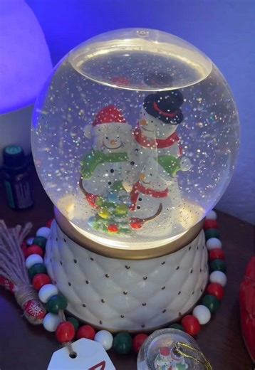 We’re decorating for Christmas today so I had to make today’s mix festive ❤️ we’re warming snowberry and I’m snow over it. #scentsy #scentsywithterrilee #changingwaxmelts #waxmelts #homefragrance