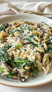 CREAMY MUSHROOM ORZO PASTA with Parmesan & Spinach - serious comfort food! 🫶🏼 It comes together in 20 minutes in one pan - perfect when you don’t have a lot of energy to make dinner but still want something delicious and nutrient-rich. Add your favorite protein to round it out! I love it with Sage Chicken Meatballs you can find on the blog! Full recipe below or grab it at https://mallorythedietitian.com/mushroom-orzo-with-spinach INGREDIENTS • 1 Tbsp extra virgin olive oil • ½ large yellow oni