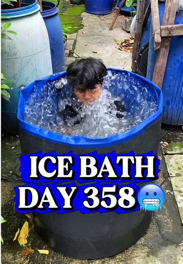 ICE BATH day 358 🧊🥶 5 manfaat Ice Bath : 1. Mempercepat pemulihan otot. 2. ⁠Mengurangi nyeri dan peradangan. 3. ⁠Meningkatkan kinerja fisik. 4. ⁠Mengurangi stres dan kecemasan. 5. ⁠Memperkuat daya tahan tubuh. #motivation #discipline #icebath #recovery #olahraga