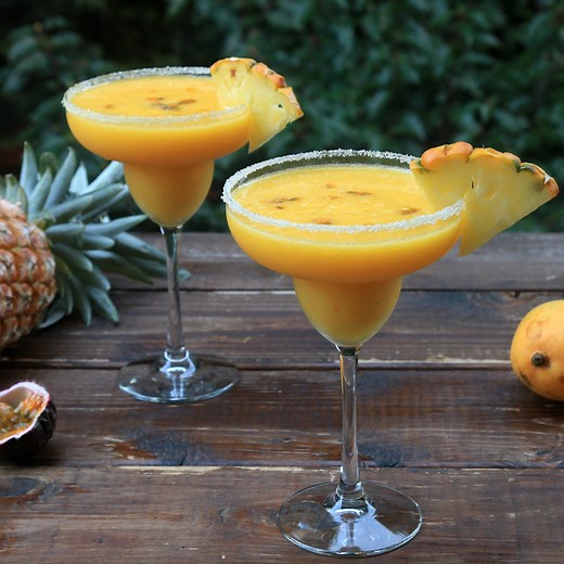 1.7M views · 1.3K reactions | Margarita de piña con mango y maracuyá {Margarita tropical} Receta completa: https://www.laylita.com/recetas/margarita-pina-mango-tropical/ YouTube: https://www.youtube.com/c/Laylitacom *Compartir para guardarlo en su muro* Recipe: https://www.laylita.com/recipes/tropical-margaritas/ | Laylita.com | Facebook