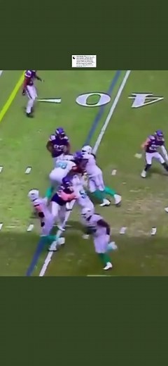 Someone needs to wake up the #NFL #concussion spotter. The #FOX team is trying to help by zooming in and he'a still in!