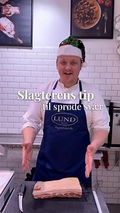 Mikkel er klar med sine bedste tips til, hvordan du får sprøde svær🐷✨ ____ #slagterlund #slagter #flæskesteg #sprødesvær #flæskesvær #julemad #cphfood #frederiksberg #torvehallerne #charlottenlund #denmark #jul #nakkesteg #ribbensteg #kamsteg #madinspiration #tips #julemiddag #juleaften #danskjul #flæsk #roastedpork #pork #butcher #delikatesse | Slagter Lund