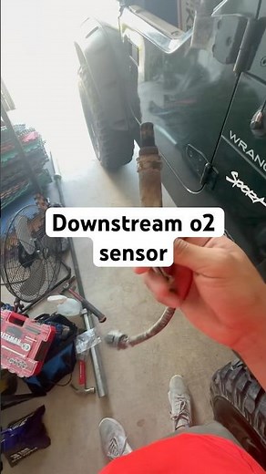 Replacing the downstream o2 sensor on the wrangler #fypyoutube #jeepwrangler #fyp #o2sensor