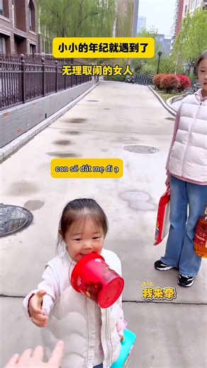 The little girl helps her tired mother on the road 🤣