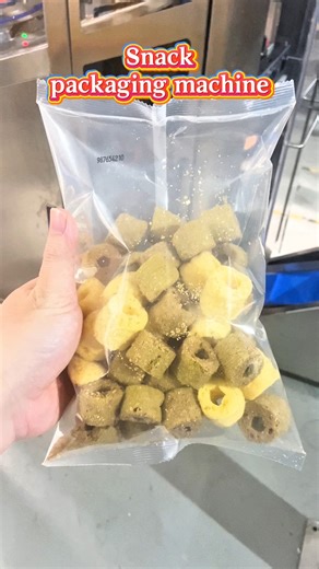 Snack packaging machine.#packagingmachine #factory #snacks #foodpackagingmachine