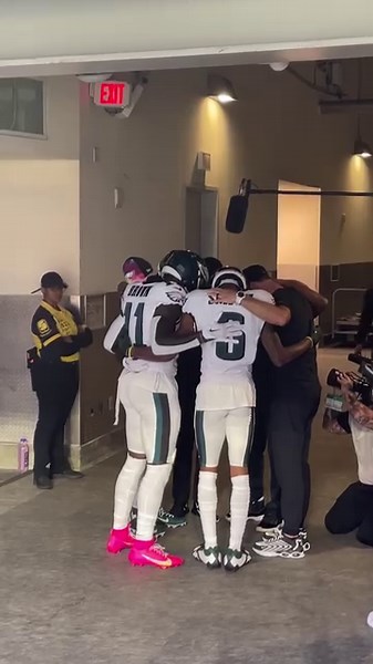88K views · 4.5K reactions | The Eagles are trying to go to 5-0 for a second straight year and just the 4th time in franchise history AJ Brown, DeVonta Smith and the Eagles receivers take the field | John Clark | Facebook