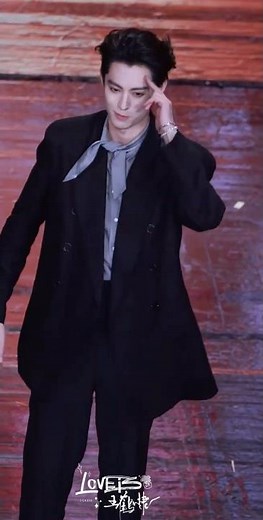 Dylan Wang’s “Pretty look at me” cute gesture dance💕#dylanwang #wanghedi #dixin #王鹤棣 #chineseactor