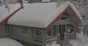 Man Discovers a Brilliant Way to Remove the Dangerous Snow On Your Roof