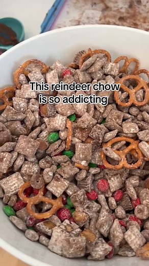 This reindeer chow Christmas snack mix is always a hit! 🦌 Comment RECIPE and I’ll send you the full printable recipe AND cute gift tags you can add to this snack mix to turn it into the perfect gift! #christmastreat #christmastreats #ediblegifts #christmasfood #snackmix #partyfoodideas #homemadegifts #ChristmasDesserts | Play Party Plan