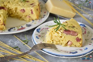 RETETA NOUA! Pastele cu bacon si smantana la cuptor nu, nu sunt celebrele pastele carbonara. Insa sunt o alternativa atunci cand iti doresti niste paste cu sos de smantana si afumatura rapide si bune. Facute la cuptor au un interior cremos, o crusta usor crocanta, iar gustul aduce cu cel al “pastelor carbonara” cu smantana. Si adevarul este ca seamana putin cu un tort sau cu o budinca de paste, nu-i asa? https://www.reteta-video.ro/retete/paste-cu-bacon-si-smantana-la-cuptor.html | Reteta-Video