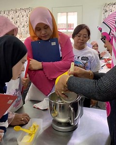1.5K views · 20 reactions | Kek & cakes class 9.2.2020 . Hands on class #simplysugarbakingstudio #bakingclass | Zaidah Ibrahim | Facebook
