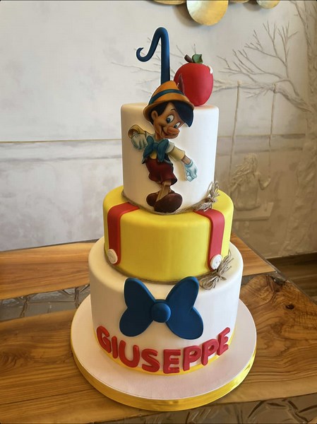 Pinocchio 🍎 #birthdaycake #1stbirthdaycake #firstbirthdaycake #cakeidea #dummycake #tortascenografica