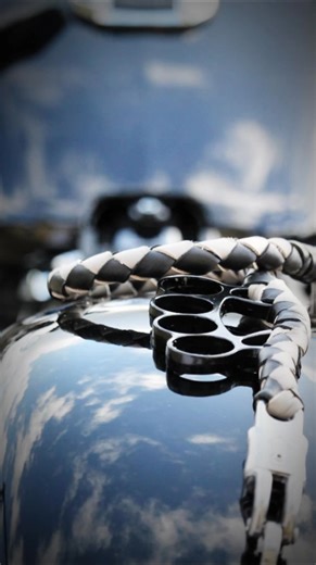 🎄 Get-Back Whip en cuir – l’accessoire biker authentique à mettre sous le sapin. Un symbole 100% américain, en vrai cuir, qui donne du style et du caractère à la moto. Un cadeau unique, iconique, prêt à expédier pour Noël. commande le tien ici https://www.sellerieamericanspirit.com/sangle-de-portefeuille | American spirit Seat US PRO Section European workshop Premium Show & Race