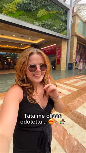 Salla Salmela on Instagram: "Haluisitko sä käydä täällä? 🧙🏻‍♂️🪄 Tänne oli pakko päästä, vaikka lapset ei Harry Potterista vielä mitään tiedäkään. 😅 Mut me tiedetään! 😍🪄 2v nukkui koko jutun ohi, mut ei hän mitään sisään maksanutkaan 😆 ja 5v tykkäs kovasti taikomisesta! Hänestä kuoriutu kunnon velho 🥹. Tää oli kyllä kivasti toteutettu ja voidaan suositella kaikille Harry Potter faneille sekä ihan vaan leffat kattoneille tai kirjat lukeneille. 🔮 📍 Harry Potter: Visions of Magic, Singapor