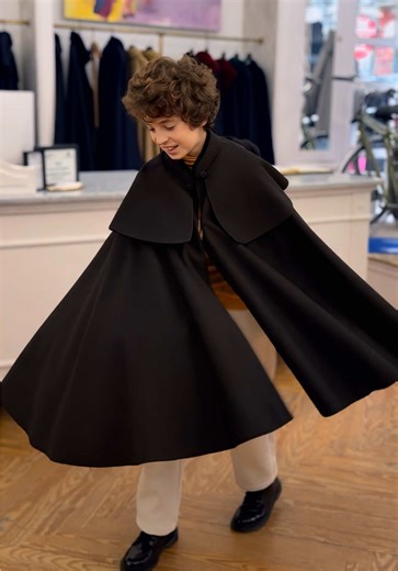 Before fast fashion… before trends… there was craftsmanship. 🧵 🪡 Would you wear a cape? 👇🏼 ✨✨✨ Capas Seseña 🙏🏻💙