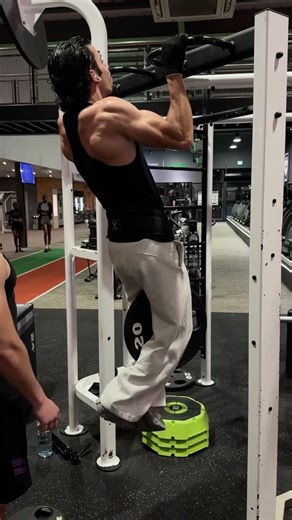 Fuj on Instagram: "Starting the week off strong with a full back day 💪🏽 Follow this workout to keep your back strong and toned 🫵🏽💪🏽 #mondayitis #backday #gymlife #staystrong #disciplined"