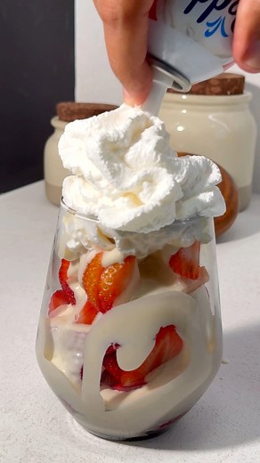 Receta viral de Fresas con Crema 🍓✨ Ingredientes: • 🍓 Fresas frescas (al gusto) • 🥛 1 ½ taza de heavy cream (crema para batir) • 🥛 1 lata de half & half • 🥛 1 lata de leche condensada • 🍨 2 cucharadas de vainilla ⸻ Procedimiento: 1. En un envase grande, coloca la heavy cream y bátela a velocidad alta por 1 minuto. 2. Añade la half & half, la leche condensada y la vainilla. 3. Bate nuevamente a velocidad baja hasta que la mezcla espese a tu gusto. 4. Refrigera la crema de 30 minutos a 1 hor