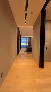 麻布台ヒルズレジデンスBのゲストルームAに宿泊させて頂きました。64階、87㎡のスイートルームタイプの間取りで、1泊20,000円という超破格の金額設定です。隣の居住者用ラウンジ（レストラン）も利用でき、素敵な経験でした。ご手配頂きました生パスタさん @yt_map 本当にありがとうございました🙇‍♂️