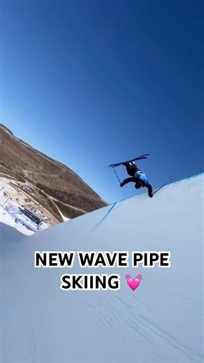 Tristan Feinberg finnesin’ in the pipe at the Secret Garden World Cup in China 🎨 #freeskiculture