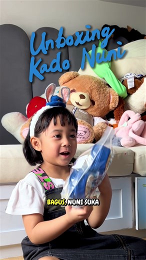 Bersyukur banget banyak yang sayang Nuni, perhatiannya itu loh yang bikin bahagia. Bonus-nya Nuni dapet kado dan saatnya sekarang unboxing! 🥳 Terima kasih banyak buat teman-teman yang udah doain, kasih ucapan, hadir, ngasih kado, ngasih pelukan, ngasih perhatian, dan semua yang baik-baik untuk Nuni ❤️ #nuni #aruni #unboxingvideo #unboxingtoys
