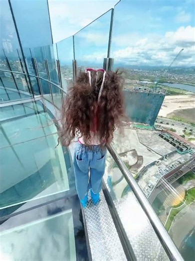 ❤️Arianna is the FIRST-EVER GUEST to step on the SKYDECK NUSTAR!😲😍What an unforgettable moment🥰😍