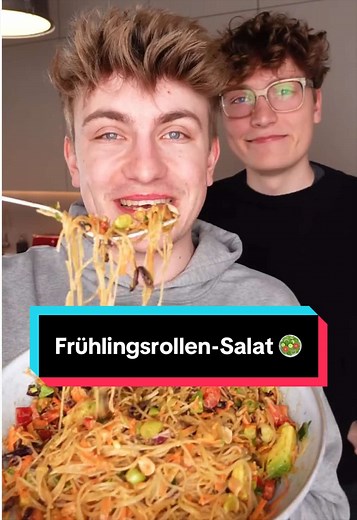 Frühlingsrollen-Salat mit Tofu & Erdnuss-Limetten-Sauce