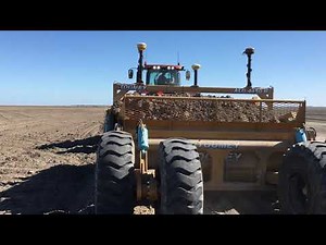 TOOMEY 4500C Scraper digging with teeth edges, how the dirt moves as it comes into the bowl.