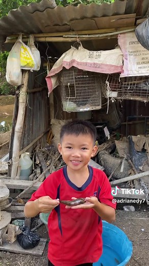 Berat ujian, bantu uncle Paul dan keluarga yang tinggal di sebuah rumah yang uzur di sawah padi, tiada elektrik, kalau banjir memang teruk masuk air rumah mereka, kita hadiahkan lampu dan kipas solar serta sedikit belanja buat uncle Paul dan keluarga 😊 #fyp #adrianedy