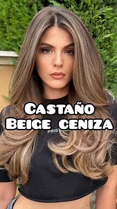 Castaño claro frío con balayage beige ceniza, un tono sofisticado y muy actual que combina una raíz ligeramente más profunda y natural con reflejos fríos suaves en medios y puntas. La base aporta profundidad y elegancia, mientras que el aclarado difuminado crea un efecto luminoso sin contrastes marcados. El resultado es un color equilibrado, moderno y de bajo mantenimiento, con brillo uniforme y aspecto saludable. Este tipo de color realza las capas y ondas, aporta sensación de mayor densidad y