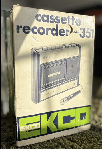 It finally arrived…. This is a vintage Ecko branded cassette recorder from around the 1970s. After a bit of messing around with it, I’ve been able to get it all up and running! I’m excited to use it for a new series that’s coming to the YouTube channel soon #analoggear #vintage #cassetterecorder #unboxing