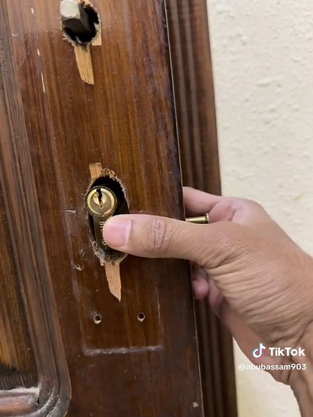 كيفية فتح الباب عند ضياع المفتاح بطرق بسيطة