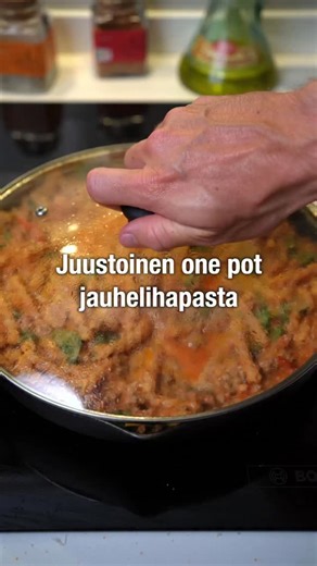Benjamin Ahlblad on Instagram: "Helppo One Pot Jauhelihapasta. Tarvitset vain yhden pannun! 🥘 Yli 40g proteiinia! Tallenna ja testaa 💾 Videolla teen 4 annosta 🍽️🍽️🍽️🍽️ Kalorit & Makrot 📊 1 annos: 616 kcal 43g P | 54g HH | 23g R 📝 AINESOSAT: - 500g naudan jauhelihaa (max 10% rasvaa) - Mausteet: Cayennepippuri, paprikamauste, valkosipulijauhe, suola, pippuri - 1 sipuli - 1 paprika - 2-4 valkosipulin kynttä - 2 rkl tomaattipyreetä - Oreganoa - 400g tomaattimurskaa - 1,5 purkkia vettä (400g: