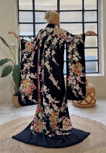Antique Wedding Kimono Uchikake with long sleeves- Furisode 👘🪭