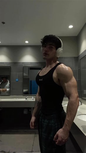 Lucas Salles on Instagram: "Recovery workout Code “Rackze” to save @breathedivinity 10% OFF @hugesupplements 10% OFF @sspresearch 40% OFF #fyp #gym #gymmotıvatıon #workoutmotivation #workout"