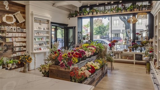 Minneapolis florist 'Flower Bar' offers bouquet lessons to customers