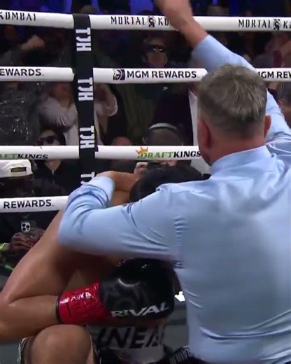 Zurdo gets KO'd bu David Benavidez!