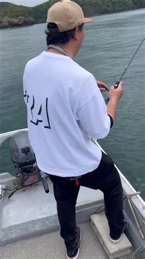 ​【心臓に悪い】絶対に笑えない状況で、逆に笑うしかないイカ釣り。​#アオリイカ #エギング #釣り #fishing #春イカ #足1本 #身切れ寸前 #釣り動画 #ボートエギング
