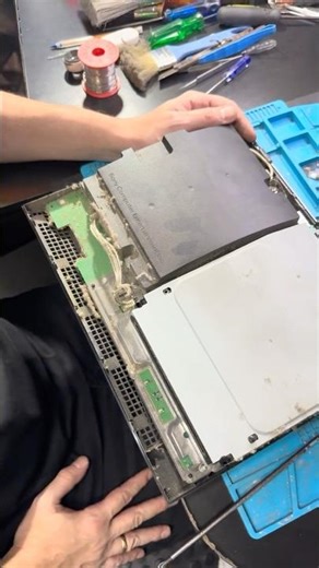 INSIDE THE PS3 FAT 🤩