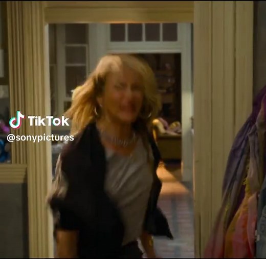 Cameron Diaz Performs 'Little Girls' from Annie