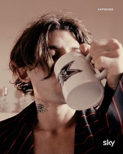 219K views · 983 reactions | Dal banco di scuola al tavolo dei giudici di #XF2022, per dare consigli e continuare ad imparare cose nuove. Non vedo l’ora di conoscervi tutti!  Rkomi | X Factor Italia | Facebook