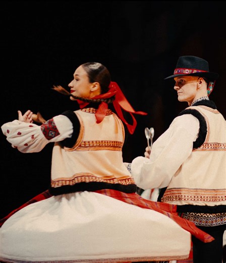 Kolomijky – the vibrant rhythm of the eastern borderlands! In this video, you can see Kolomijky, a lively folk dance from the eastern regions near the Ukrainian border. Fast steps, dynamic movements, and raw energy come together to create a dance full of life and tradition. You can experience this powerful dance live in our revived program ROZKVETY. Tickets are available in our bio. #lucnica #slovaknationalfolkloreballet #kolomijky #rozkvety #slovakfolklore