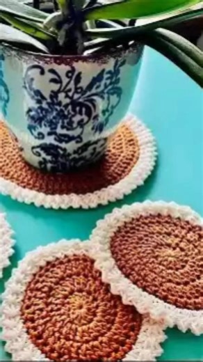 🍽️🧶 Aprende hoy a tejer unos individuales fáciles a crochet, prácticos, decorativos y perfectos para darle un toque artesanal a tu mesa 🌸💖. 👉 Encuentra el tutorial completo en www.ctejidas.co ✨ #CrochetParaElHogar #IndividualesCrochet #CrochetFácil #DecoracionConCrochet #CTejidas | CTejidas - Crochet y Dos Agujas