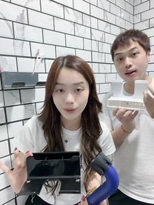 Code: HD119 🛍️🛍️ 系统抓单，记得打上关键词下单 Black - HD119BK 1 White - HD119WH 1 Grey - HD119GY 1 中国代购 🇨🇳 吹风机收纳架 · 免打孔壁挂款 ✨ 💨 专为吹风机设计 — 风筒稳稳卡住，不掉落不乱放。 🔧 免打孔安装 — 强力贴背胶，墙面0破坏，租房也能用。 🚿 浴室防潮收纳 — 分区设计，可放风筒、卷发棒、小梳子。 🏠 提升台面整洁度 — 告别缠绕、凌乱，卫浴空间秒变干净。 ✨ 耐用材质不发霉 — 承重强、耐水汽，长期使用也安心。 让吹风机有“家”，浴室更清爽 ✨ 📌HD119📌RM5.99📌 尺码：12.5cm x 7cm x 16.5cm 颜色：黑色，白色，灰色 ⚠️ 代购结束后，开始算6-8个星期到达马来西亚，不接急单。 ⚠️ 海外商品到达马来西亚仓库并整理完毕后，将按顺序开始发货，早到早发。 ⚠️ 中国代购与泰国代购订单不可合并拼单 ⚠️礼物不能和朋友拼单，需对回自己户口安排发货。 | Chloe.co