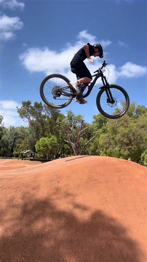 Got triples good @xag @d3v0n @tom fallan @harry🫩 @𝔰𝔞𝔪𝔪𝔶 🫥 @𝐄𝐭𝐡𝐚𝐧 @𝕺𝖘𝖈𝖆𝖗 @️louis.bagier #bike #blowthisup #getmefamous #like #jumps