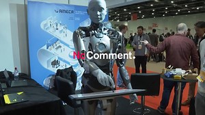 NO COMMENT | Roboții umanoizi, printre cele mai sofisticate apariții la London Robot Show Inteligenta artificială și robotica sunt domenii ale tehnologiei care au potențialul de a revoluționa multe aspecte ale vieții noastre. "Roboții umanoizi devin din ce în ce mai sofisticați", spune AMECA, robotul creat de Engineered Arts. Fața robotului a fost creată să imite fața unui om. Robotul poate face grimase, își mișcă buzele și pupilele, are cearcăne și riduri fine de expresie. | Euronews Romania