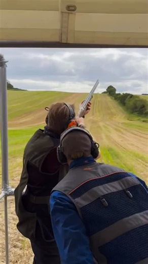 Brahetrolleborg Game Fair on Instagram: "Skydning for alle! Prøv lerduer – selv uden jagttegn eller eget gevær – og få 15 min. instruktion inkl. 25 skud for kun 250 kr. Instruktørerne er far og søn Rasmus & Simon Bjergegaard: Rasmus er tidligere landsholdsskytte og flerfoldig danmarksmester, mens Simon er uddannet flugtskydningsinstruktør og underviser på Skovskolen. #btgf25 #brahetrolleborggamefair #lerdueskydning"